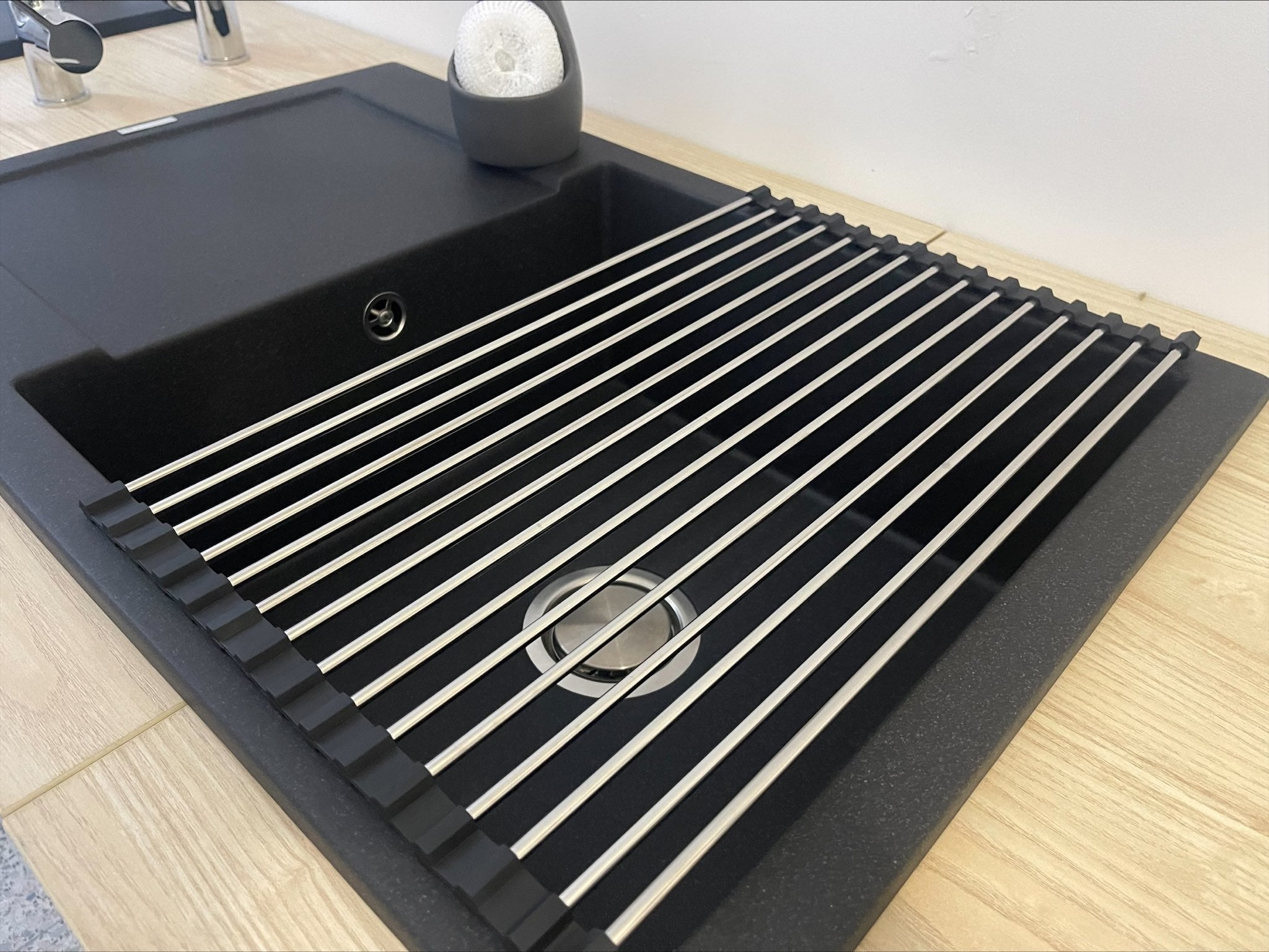 Abtropfgitter_Edelstahl_46_33_5_cm_Faltbares_Rollgitter_fuer_Spuelbecken_mit_rutschfesten_Silikon-Enden