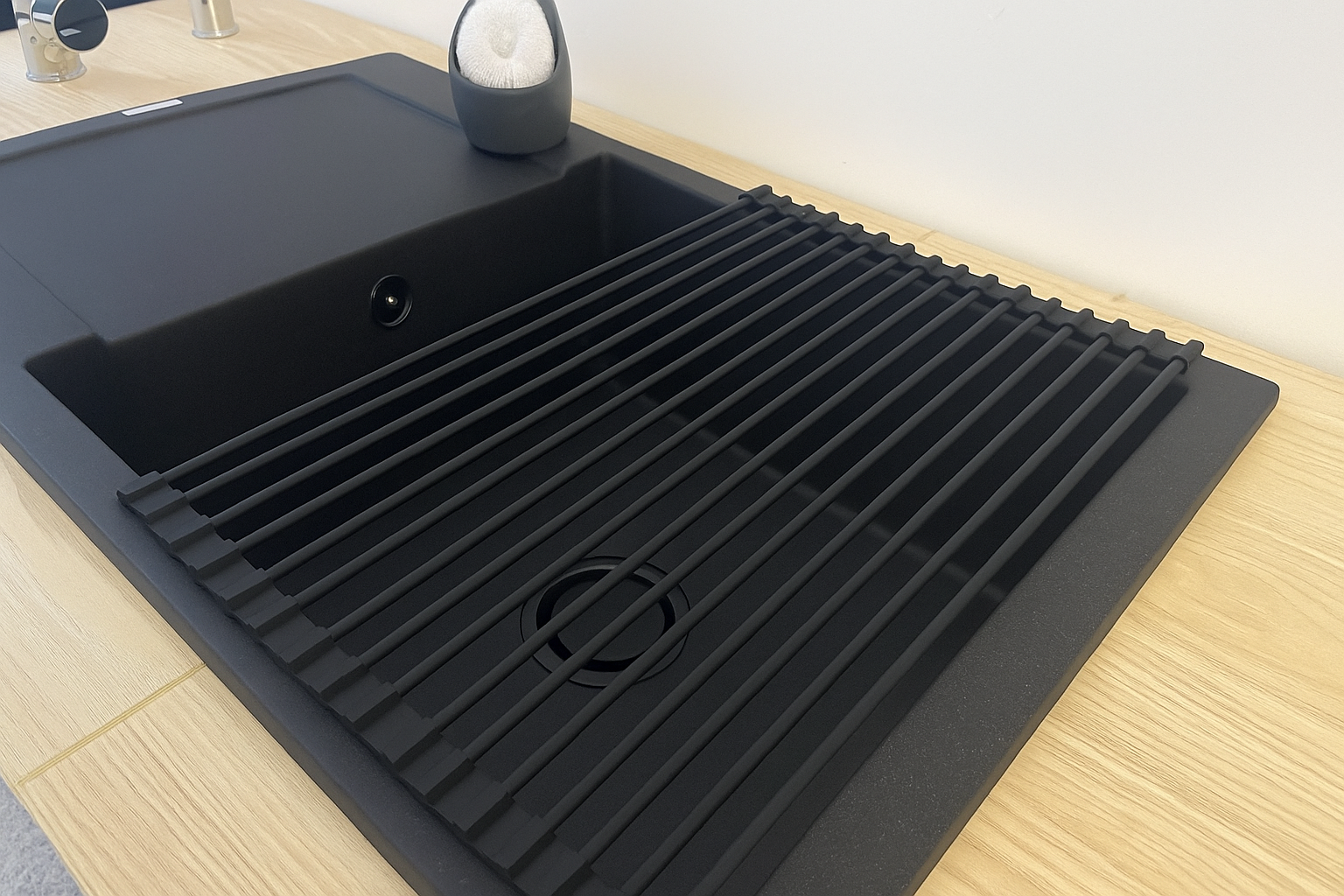 Abtropfgitter Edelstahl 46×33,5 cm – Faltbares Rollgitter für Spülbecken mit rutschfesten Silikon-Enden