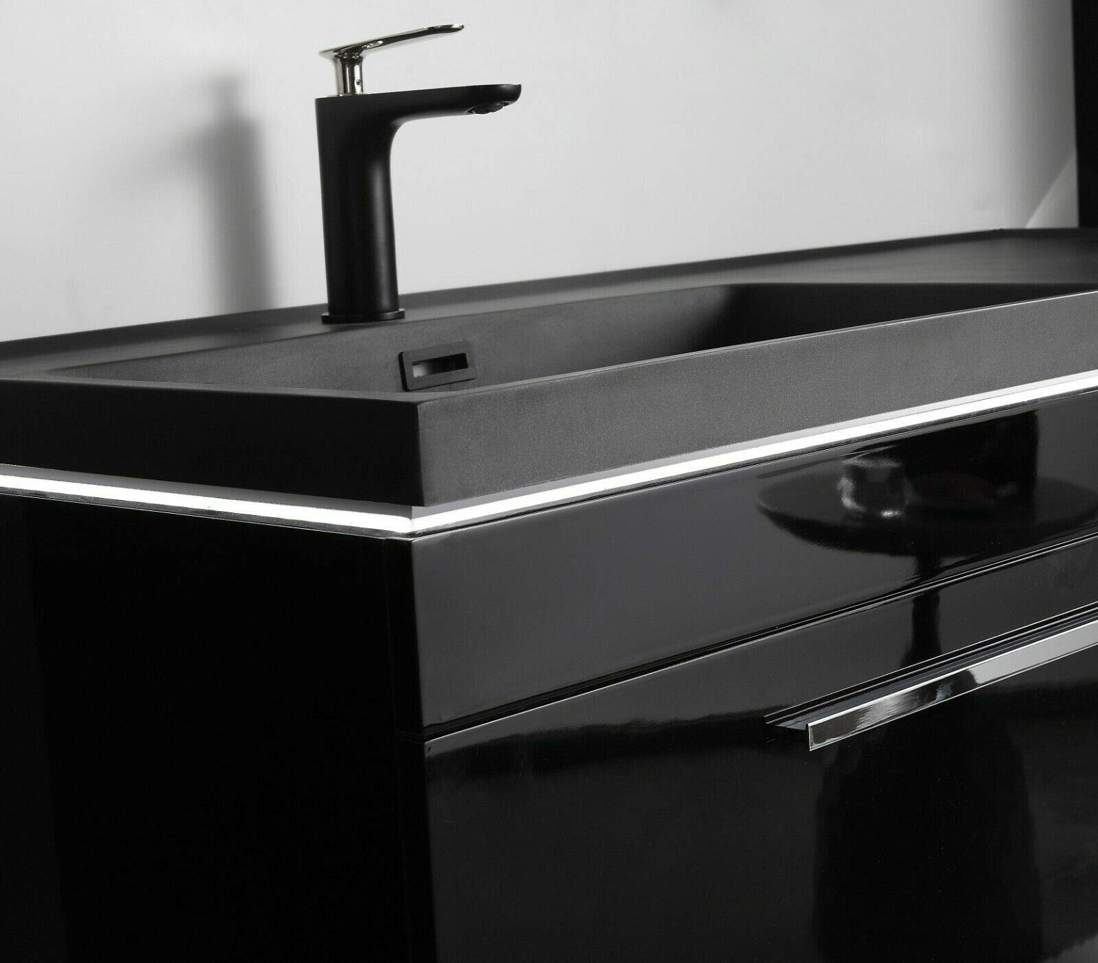 Badmoebel_Set_90_cm_Hochglanz_Weiss_oder_Schwarz_mit_Spiegel_Keramik-Waschbecken_Soft-Close_Unterschrank