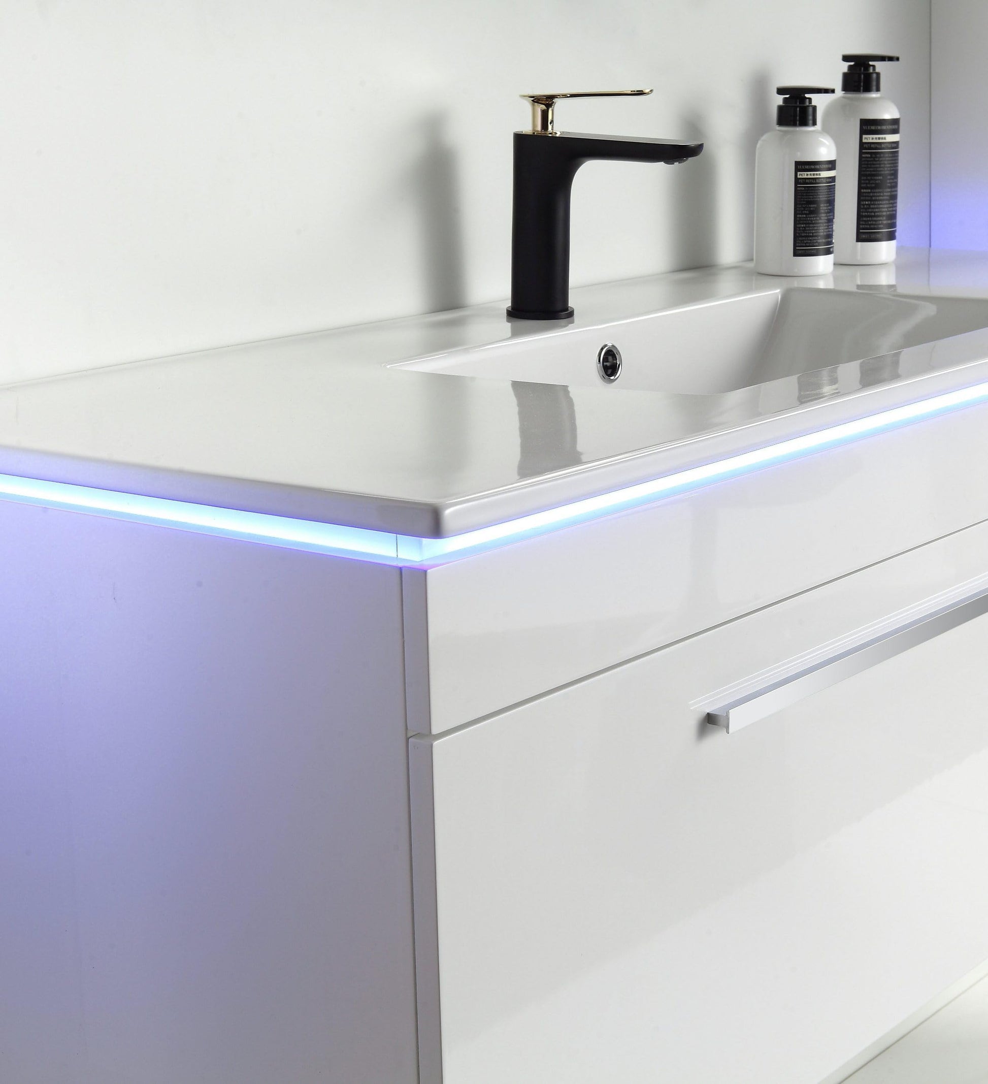 Badmoebel_Set_90_cm_Hochglanz_Weiss_oder_Schwarz_mit_Spiegel_Keramik-Waschbecken_Soft-Close_Unterschrank