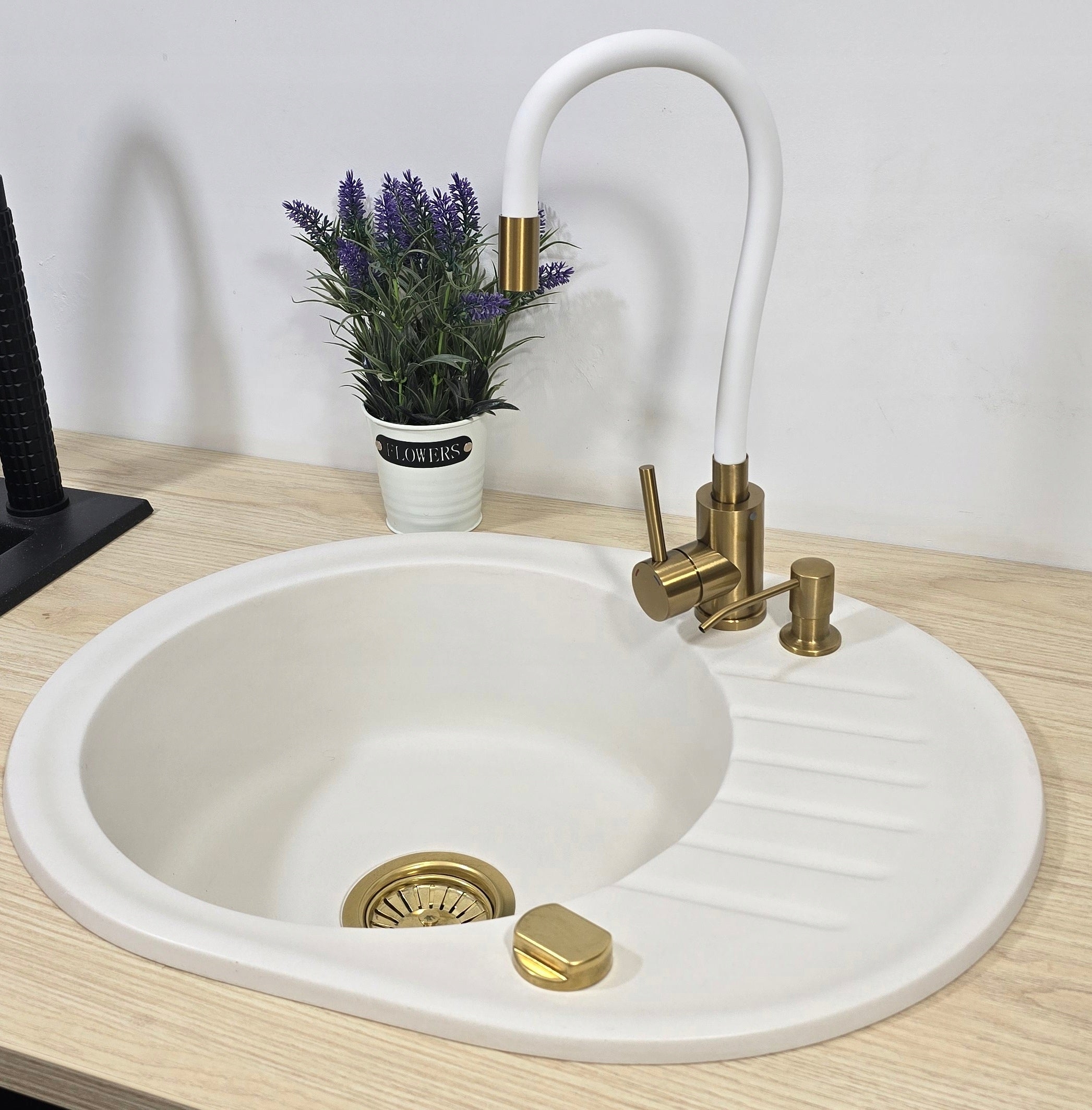 Flexibel_Weiss-Gold_Waschtischarmatur_mit_Wasserfall_Design-Armatur_fuer_Bad_Kueche_drehbar_auslaufsicher