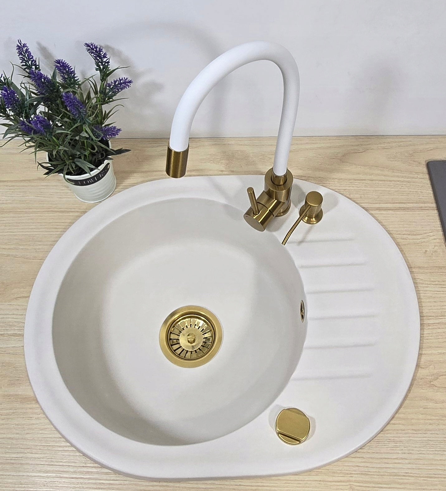 Flexibel_Weiss-Gold_Waschtischarmatur_mit_Wasserfall_Design-Armatur_fuer_Bad_Kueche_drehbar_auslaufsicher