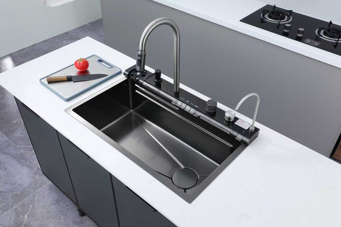 Infinity_Edelstahlspuele_75_x_46_cm_Schwarz_Kuechenspuele_mit_Abtropfflaeche_Armatur_mit_Spruehfunktion_Glassspueler_Seifenspender_Einbauspuele_Kueche