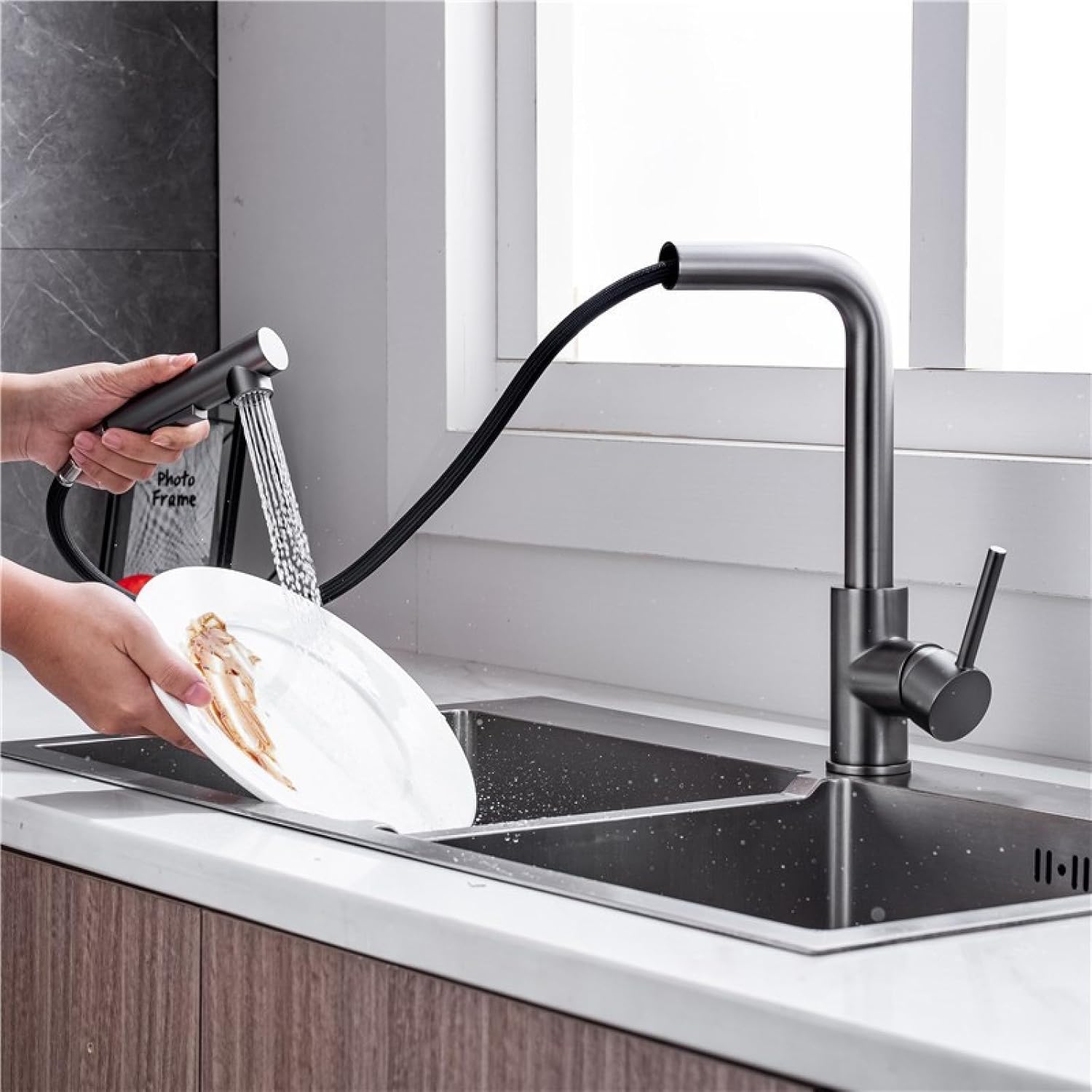 SIDE_Kuechenarmatur_ausziehbar_360_drehbare_Messingarmatur_mit_Keramikkopf-grau