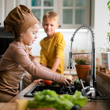 SPIRAL Küchenarmatur Schwarz, Gold oder Silber – Profi-Armatur mit Ausziehbrause, 360° Drehung & Messingkörper