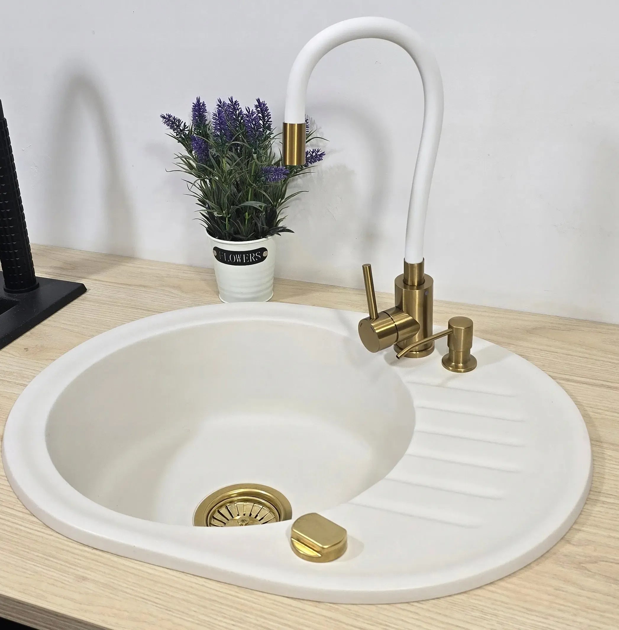Flexibel Weiß-Gold Waschtischarmatur mit Wasserfall – Design-Armatur für Bad & Küche, drehbar, auslaufsicher