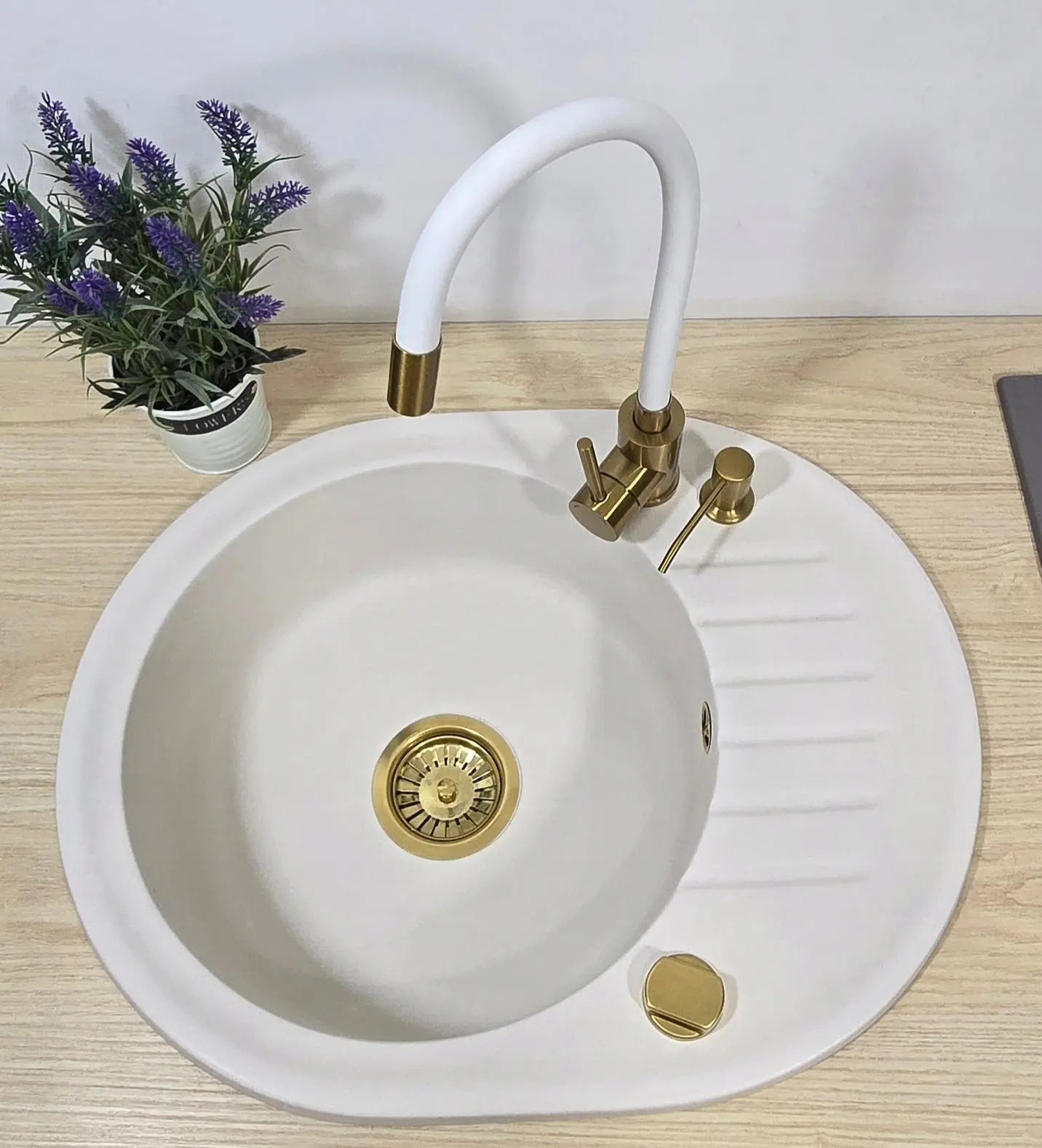 Flexibel Weiß-Gold Waschtischarmatur mit Wasserfall – Design-Armatur für Bad & Küche, drehbar, auslaufsicher